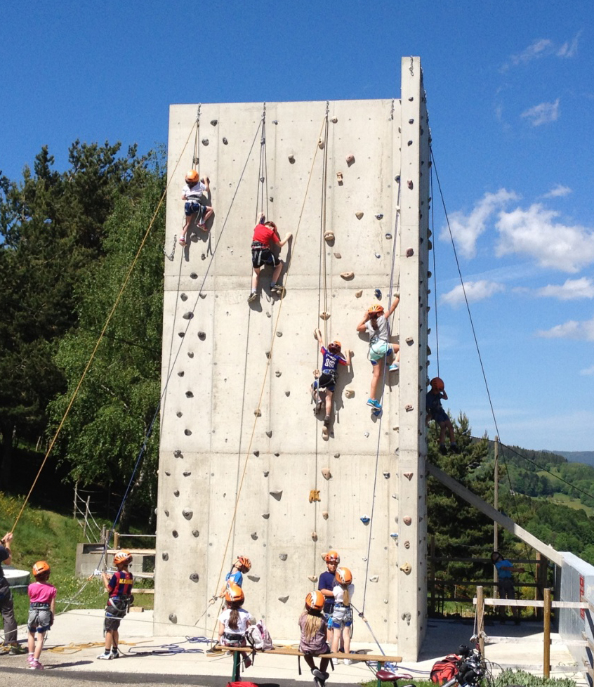 Le centre La Chaume est équipé de murs d'escalade extérieur