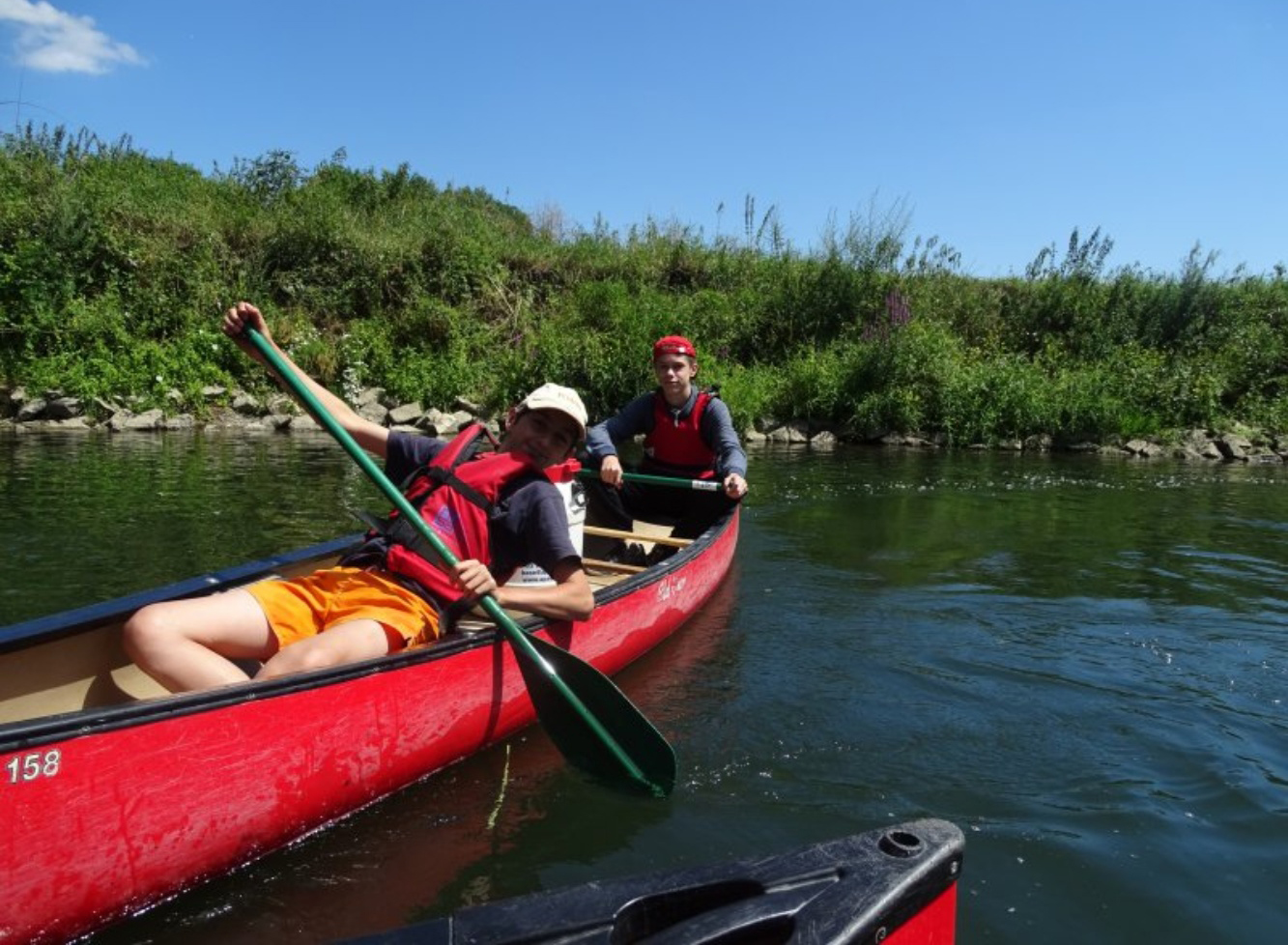 Possibilité de faire du canoë sur le terrain multisports en plein air du centre La Chaume