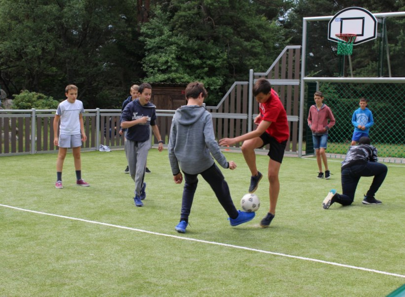 Le centre La Chaume est équipé de tipis et d'un espace feu de camps